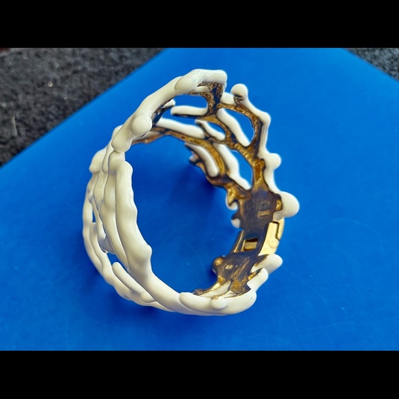 KJL Highly Collectible. Rare White Coral opening by hinges - Picture 13 of 13